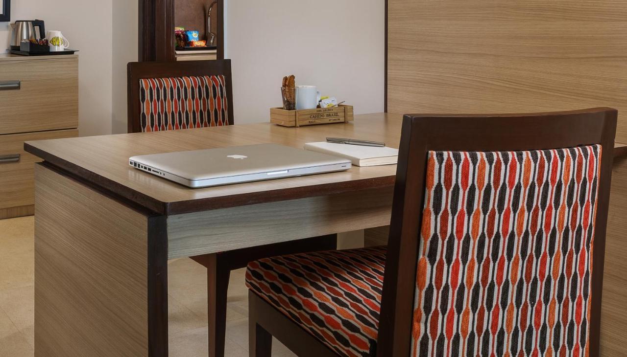 Sandal Suites By Lemon Tree Hotels Noida Buitenkant foto