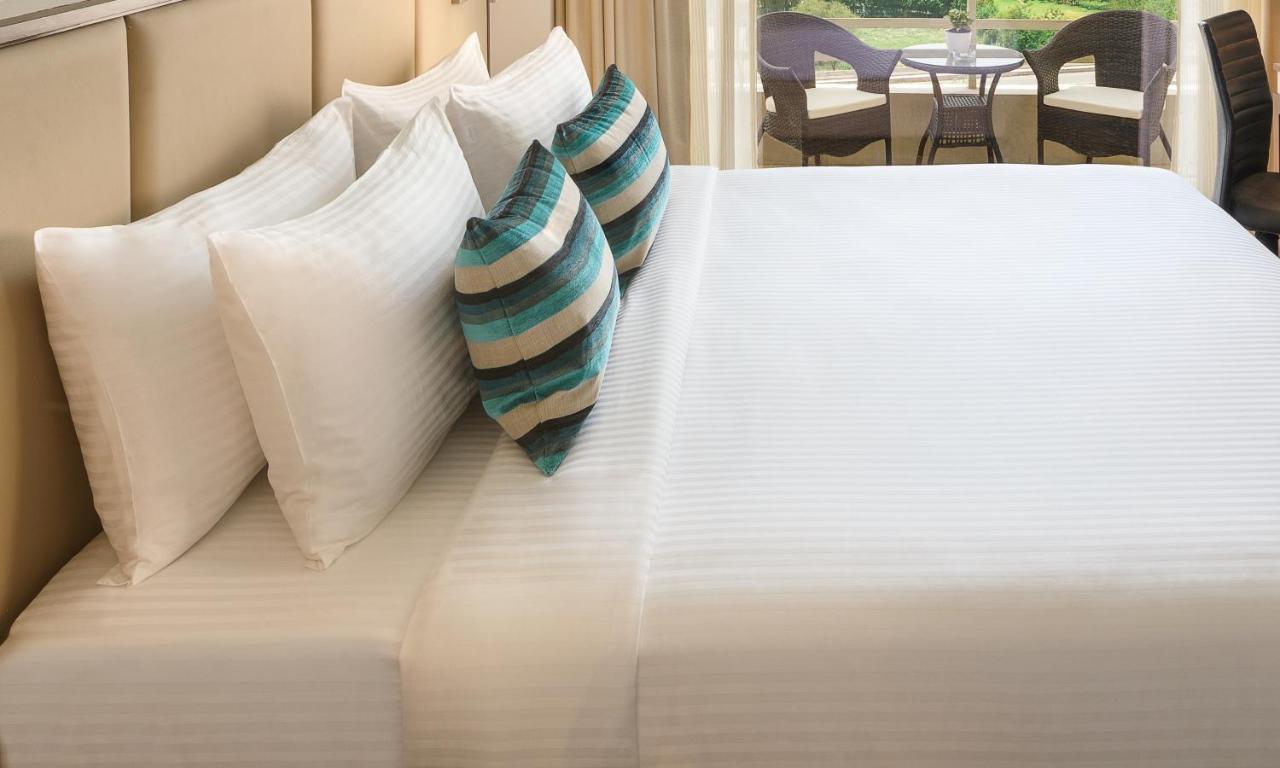 Sandal Suites By Lemon Tree Hotels Noida Buitenkant foto