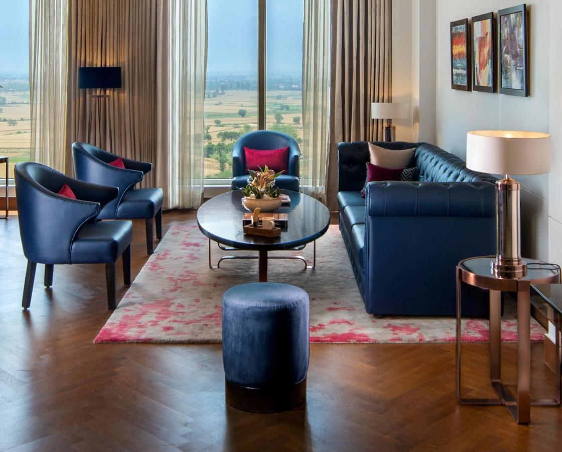 Sandal Suites By Lemon Tree Hotels Noida Buitenkant foto