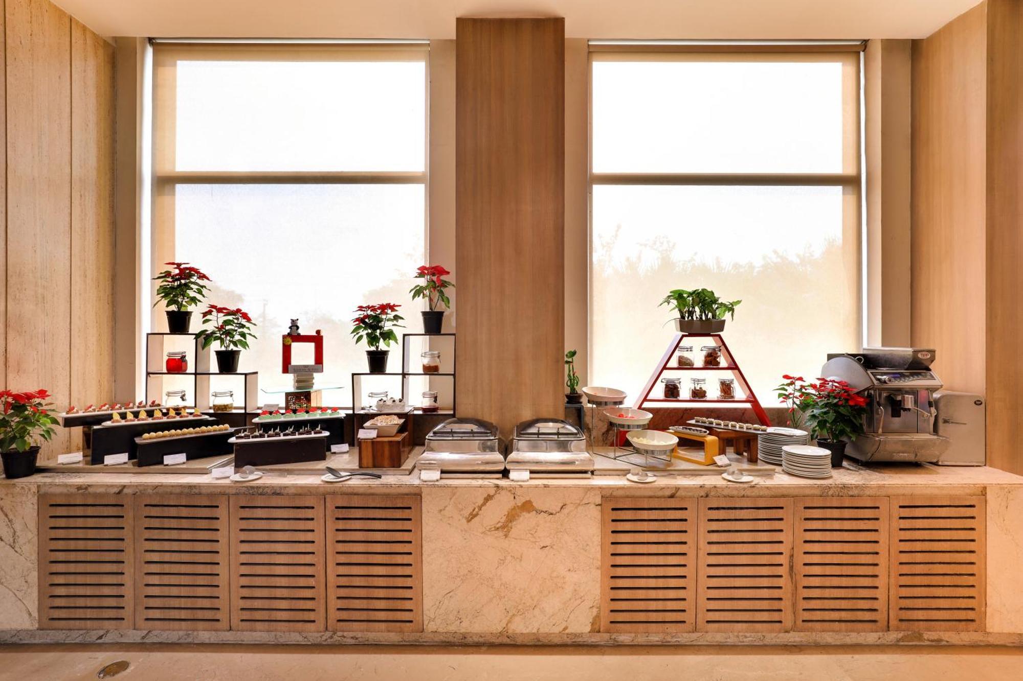 Sandal Suites By Lemon Tree Hotels Noida Buitenkant foto