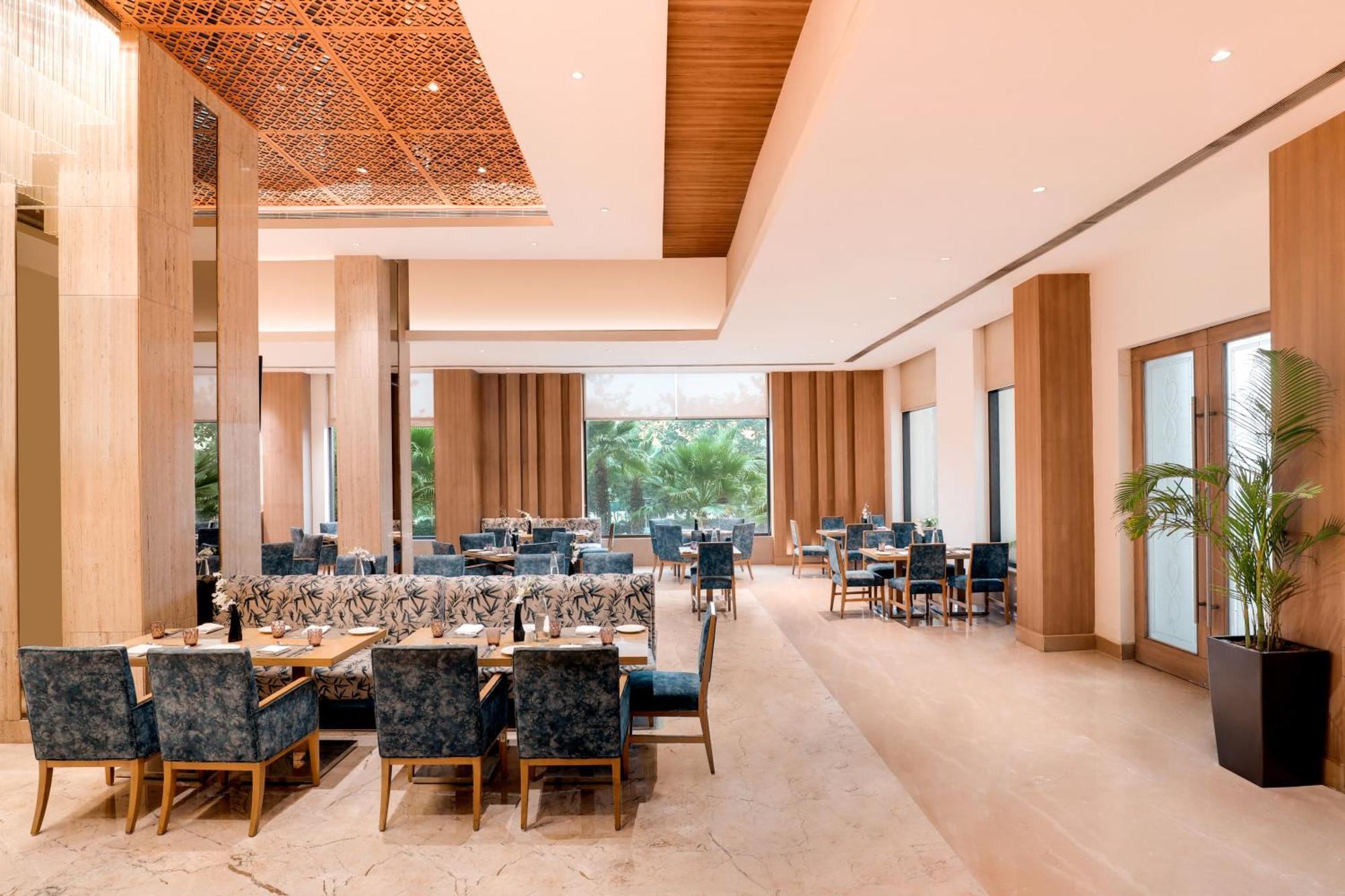 Sandal Suites By Lemon Tree Hotels Noida Buitenkant foto