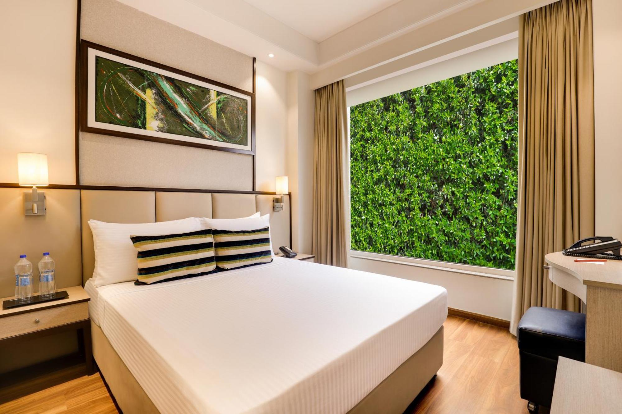 Sandal Suites By Lemon Tree Hotels Noida Buitenkant foto