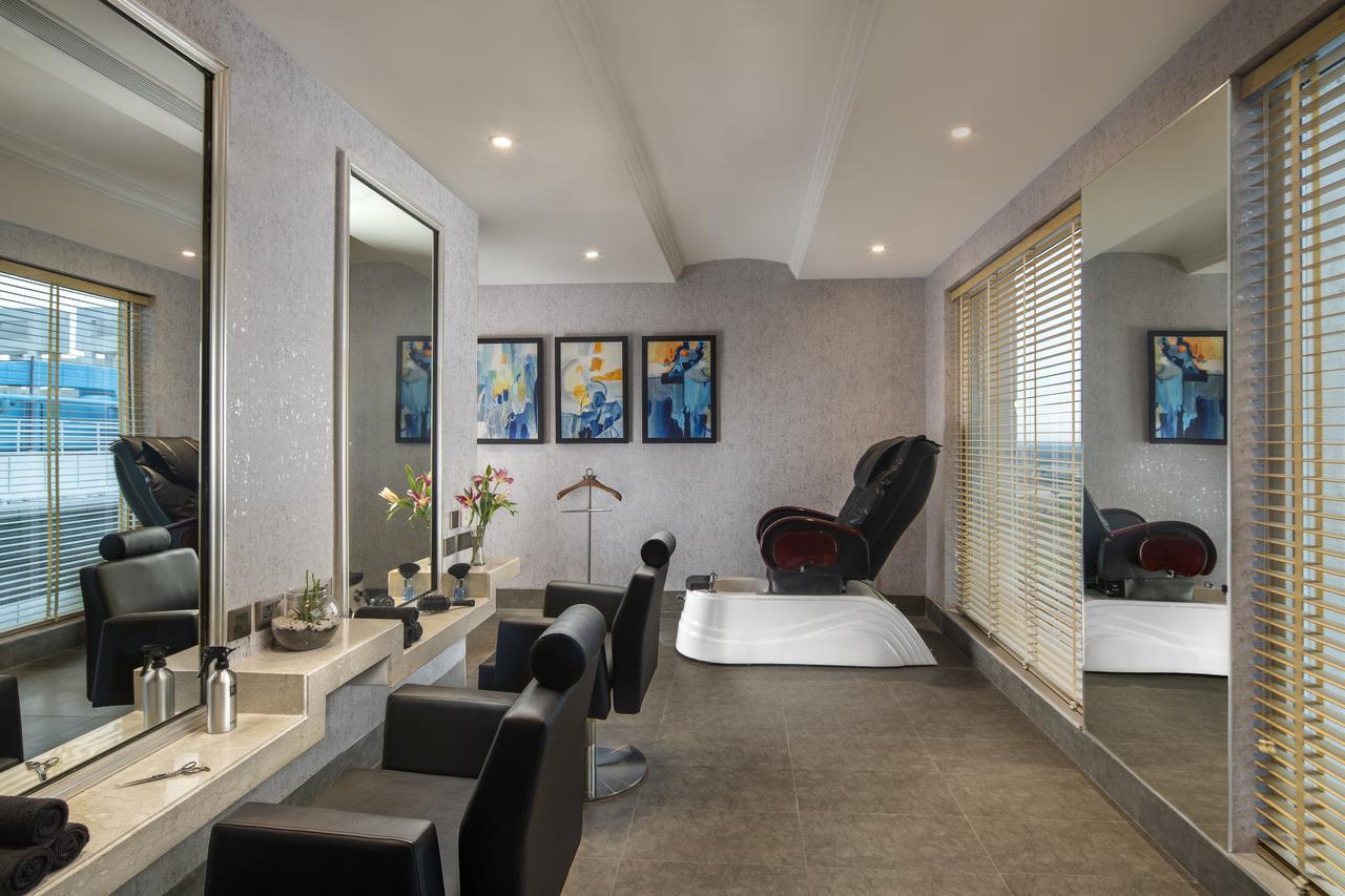 Sandal Suites By Lemon Tree Hotels Noida Buitenkant foto