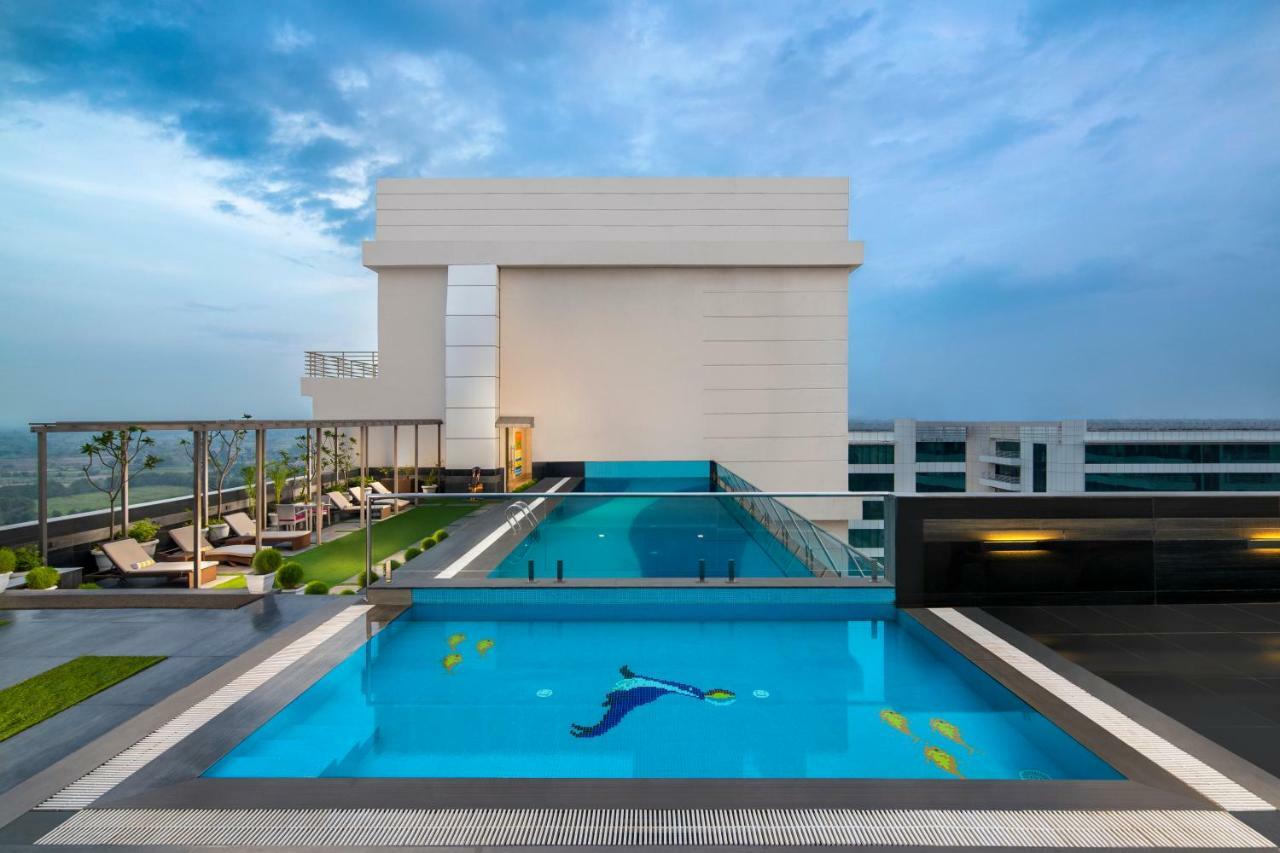 Sandal Suites By Lemon Tree Hotels Noida Buitenkant foto