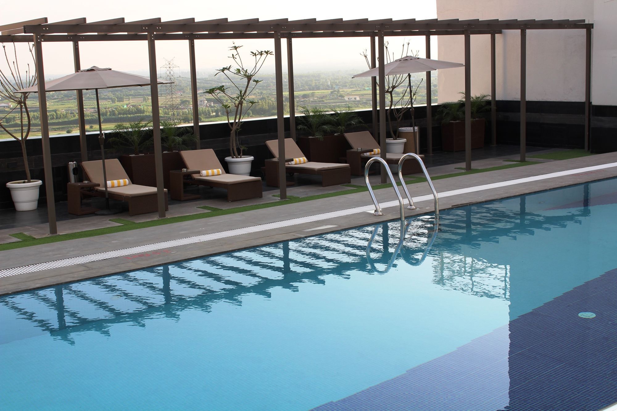 Sandal Suites By Lemon Tree Hotels Noida Buitenkant foto
